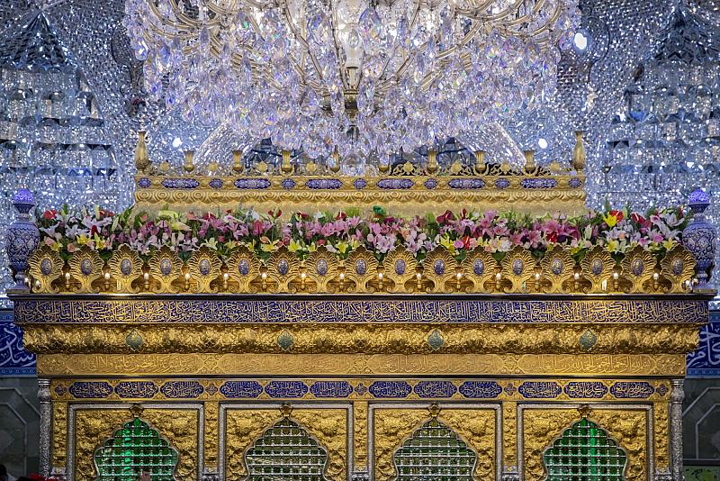 أكاليل الورد تزيّن شباك المرقد الطاهر بذكرى ولادة أمير المؤمنين (عليه السلام)