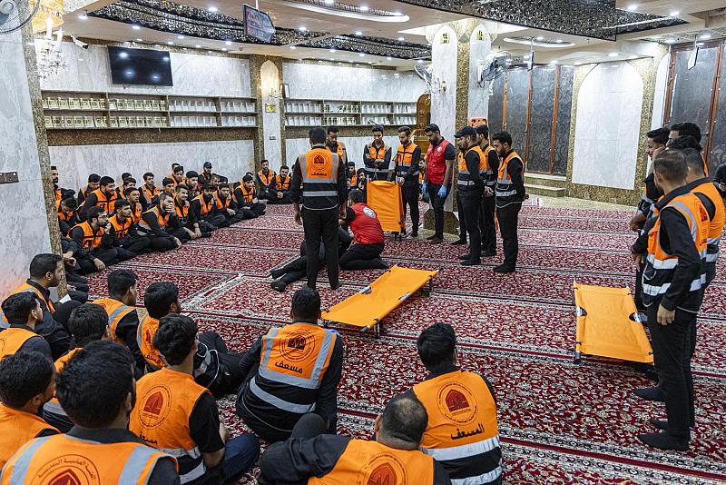 مركز الكفيل للصحة والسلامة يقدم محاضرة عن آلية حمل المصاب لــ 85 متطوعًا استعدادًا لزيارة الأربعين