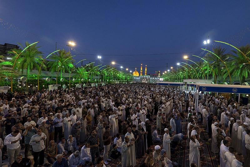 المؤمنون يحيون ليلة الجمعة عند مرقد أبي الفضل العباس (عليه السلام)