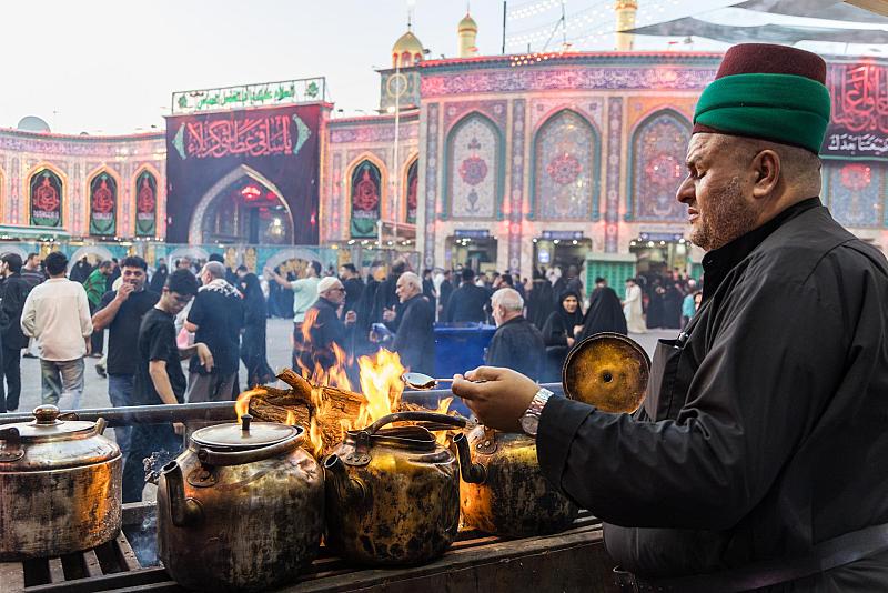 عبر موكبها الخدمي.. شعبة السادة الخدم تقدم خدماتها للزائرين تزامنًا مع بداية شهر صفر