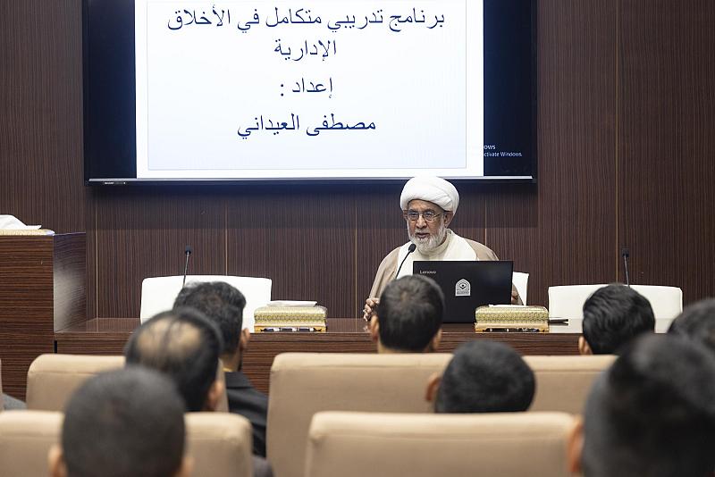 قسم الشؤون الفكرية يقدم محاضرة حول الأخلاق الإدارية في بيئة العمل لوفد من ذي قار