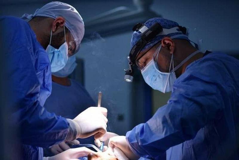 بعمليّةٍ نوعيّة: أطبّاءُ مستشفى الكفيل التخصّصي ينجحون بإستئصال ورمٍ من الفكّ الأسفل بالكامل لمريضٍ أربعينيّ