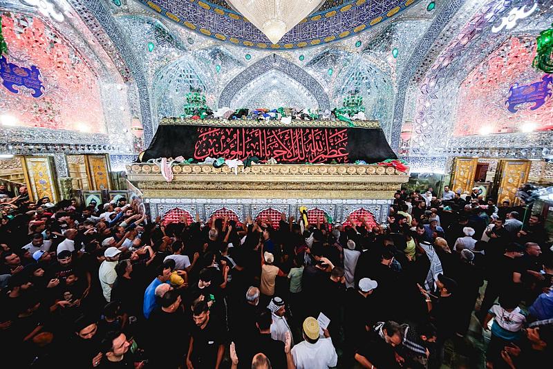 بالصور.. جموع الزائرين تحيي ذكرى شهادة الرسول الأكرم عند مرقد الإمام علي (عليه السلام)