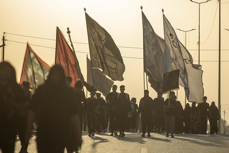 المواكب الحسينية في قضاء الجبايش تقدّم خدماتها لزائري الأربعين المتوجّهين إلى كربلاء المقدسة