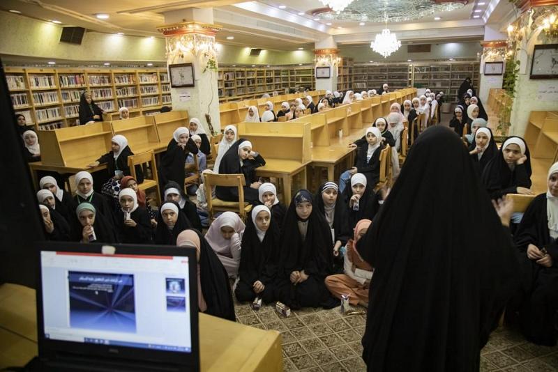 مطّلعاتٍ على أنشطتها وفعّالياتها: 230 طالبةً في ضيافة مكتبة أمّ البنين (عليها السلام) النسويّة