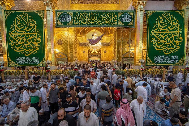 بالصور.. آلاف المؤمنون يحيون عيد الغدير عند مرقد أبي الفضل العباس (عليه السلام)