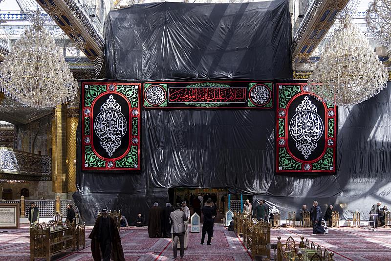 العتبة العباسية المقدسة تنشر لافتات السواد بذكرى شهادة الإمام علي (عليه السلام)