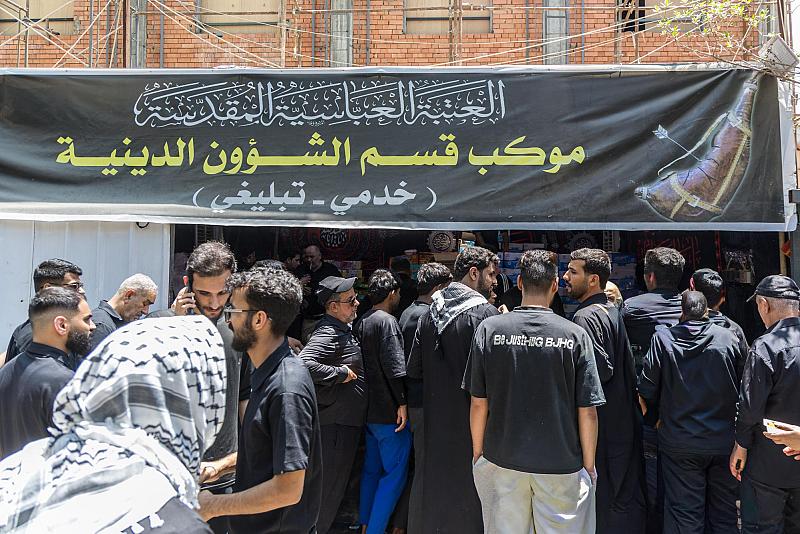 عبر موكبه الخدمي.. قسم الشؤون الدينية يقدم خدماته للمشاركين في تشييع السيد الـشهيد الخامنئي (رضوان الله عليه)