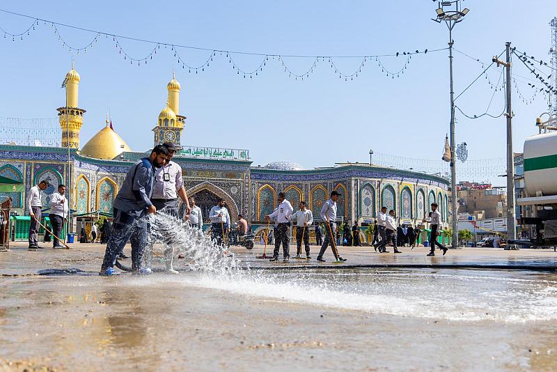 قسم الشؤون الخدمية ينفّذ حملة لغسل محيط العتبة العباسية المقدسة وتنظيفه