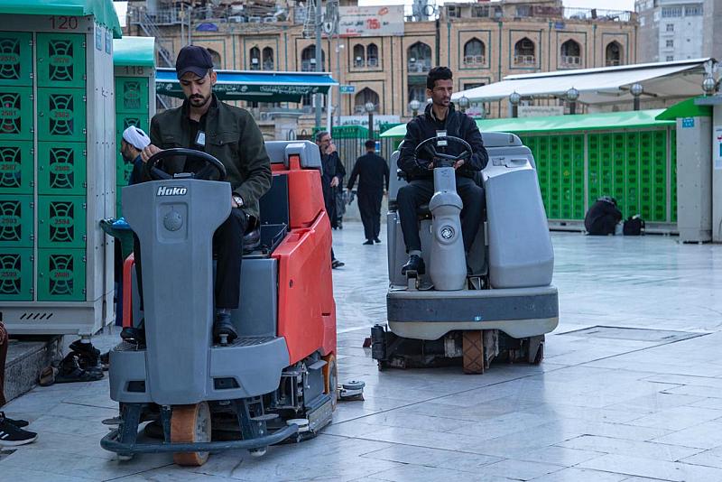 ملاكات العتبة العباسية المقدسة تنفذ حملة تنظيف بعد زيارة الجمعة الثالثة من شهر رمضان المبارك