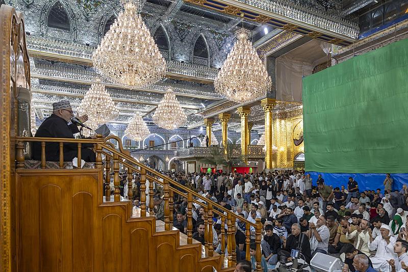 جموع الزائرين تشارك في قراءة دعاء كميل عند مرقد أبي الفضل العباس (عليه السلام)