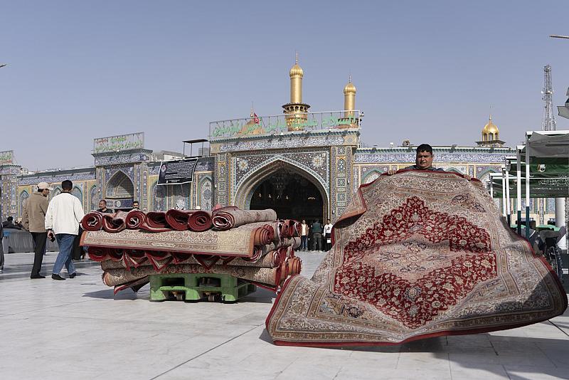 خدمةً للزائرين.. قسم بين الحرمين يفرش أكثر من 1500 سجادة في الساحة الوسطية والشوارع المحيطة بها