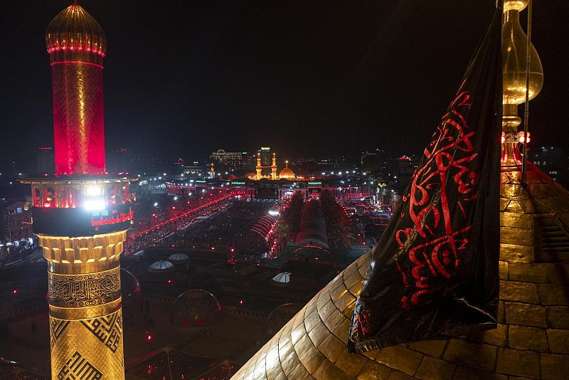 إيذانًا بحلول شهري الأحزان.. العتبتان المقدستان تستعدان لمراسم استبدال رايتي القبتين المطهرتين