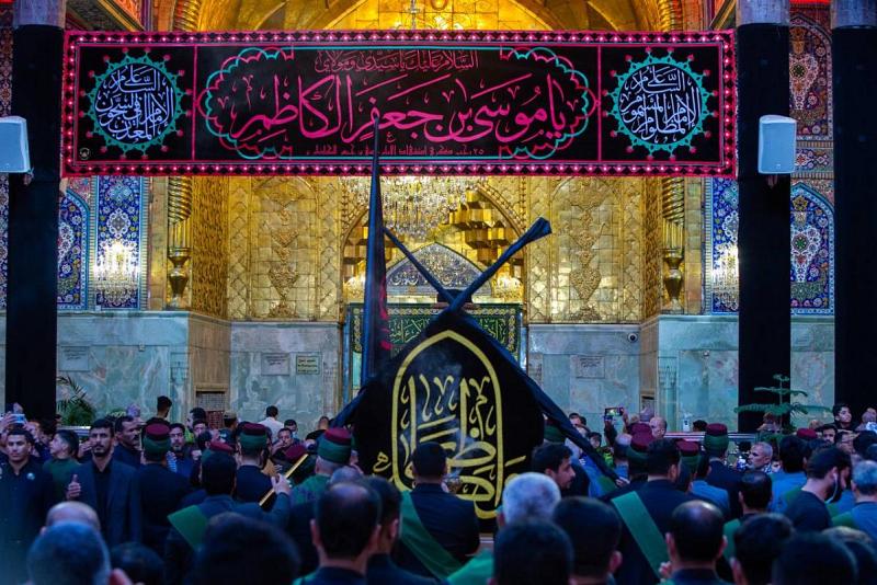 خدّامُ المرقدَيْن يقدّمون تعازيهم بذكرى شهادة إمامهم الكاظم (عليه السلام)