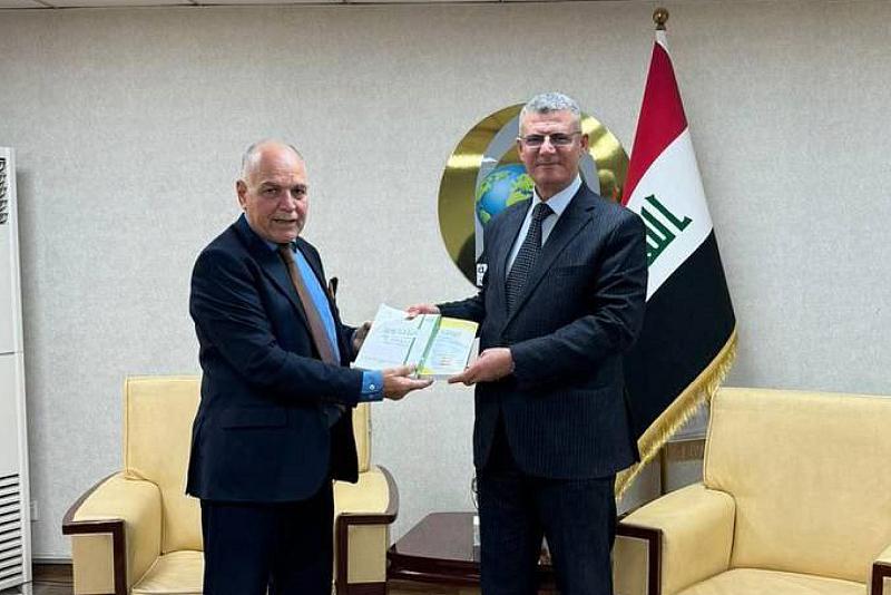 قسم الشؤون الفكرية يهدي عددًا من مطبوعاته لوزارة الخارجية