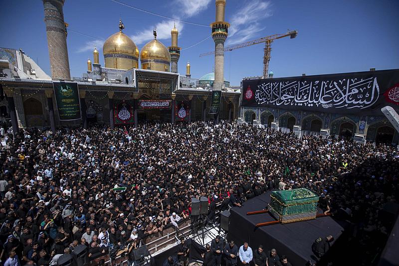 في ذكرى شهادته.. جموع الزائرين تشيع النعش الرمزي للإمام الجواد (عليه السلام) عند مرقده الطاهر