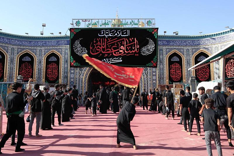 في مساء اليوم الثاني من المحرّم.. توافد المواكب على مرقدَي الإمام الحسين وأخيه أبي الفضل العباس (عليهما السلام)