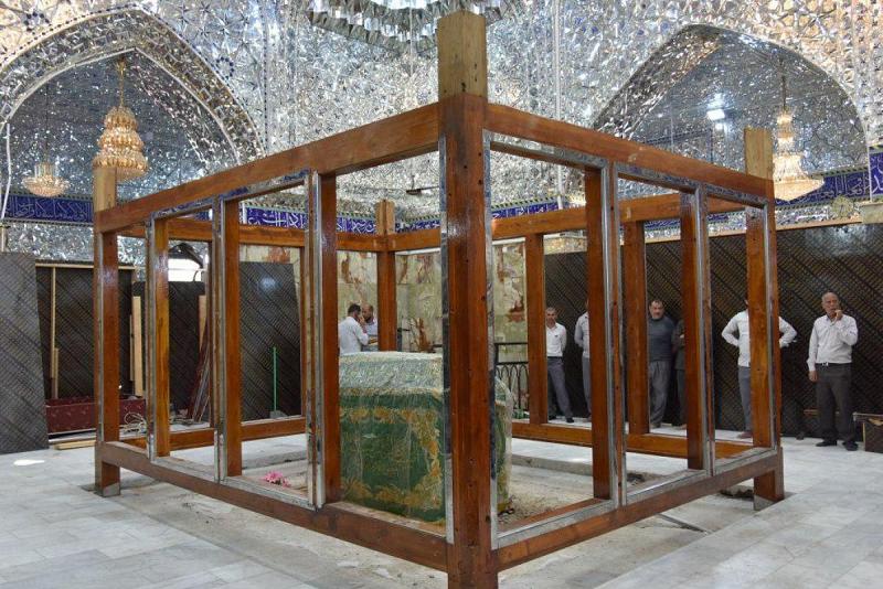 بالصّور: الشروع بعمليّة تنصيب الشبّاك الجديد لمزار القاسم بن موسى الكاظم (عليهما السلام)