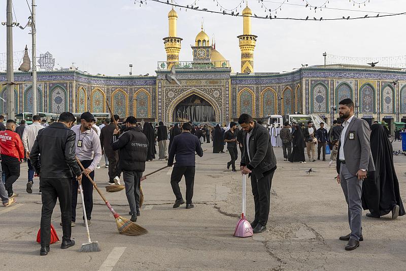 في أول أيام عيد الفطر المبارك.. قسم الشؤون الخدمية ينفذ حملة تنظيف لمحيط العتبة العباسية المقدسة