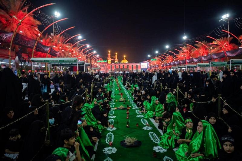 ما بين الحرمَيْن الشريفَيْن يشهد تنظيم أكبر سفرةٍ عزائيّة باسم السيّدة رقيّة (عليها السلام)
