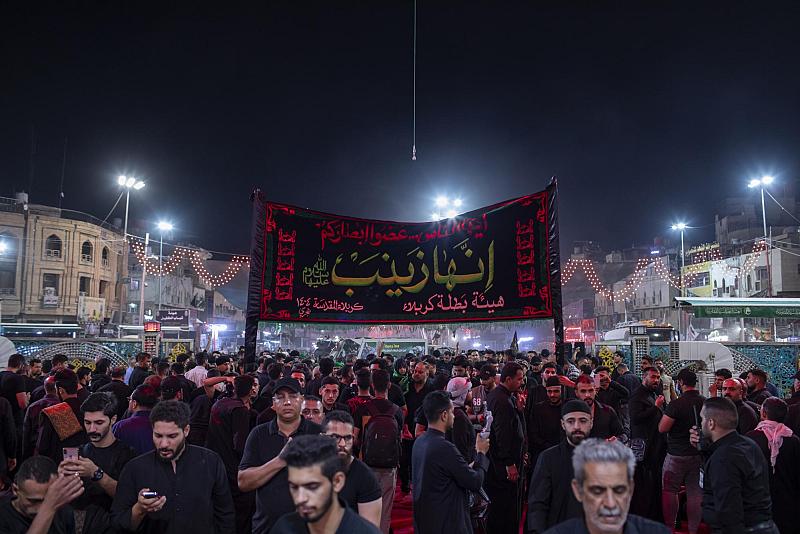 بالصور.. جموع المعزين والمواكب الحسينية  تجسد (ليلة الوحشة) عند العتبتين المقدستين