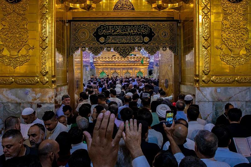 الزائرون يحيون ليلة الجمعة عند مرقد أبي الفضل العباس (عليه السلام)