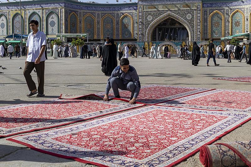 قسم الشؤون الخدمية يباشر فرش محيط العتبة العباسية المقدسة بالسجاد