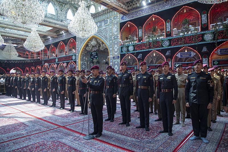 طلبة الكلية العسكرية يؤدون قسم التخرج عند مرقد أبي الفضل العباس (عليه السلام)