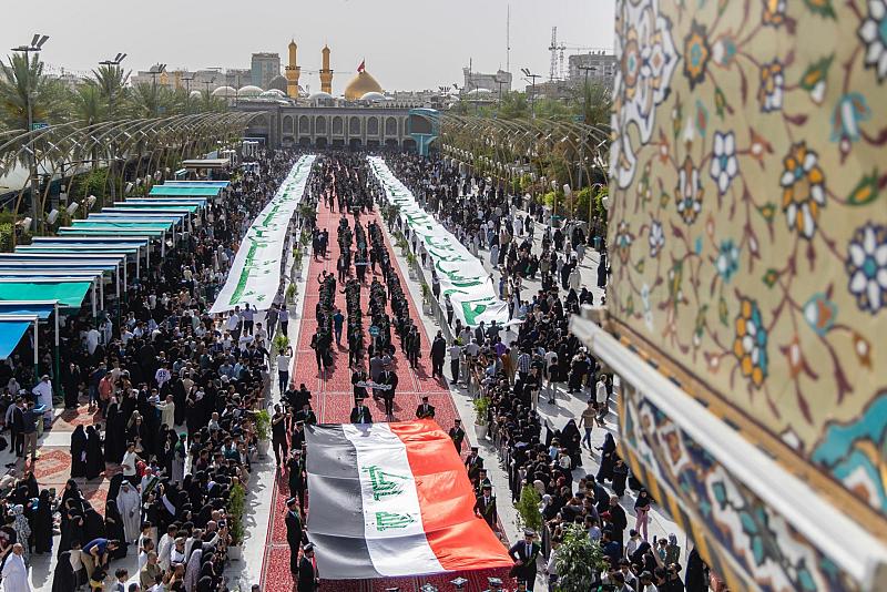 انطلاق فعالية المسير للمشاركين بحفل التخرج المركزي لطلبة الجامعات العراقية عند المرقدين الطاهرين