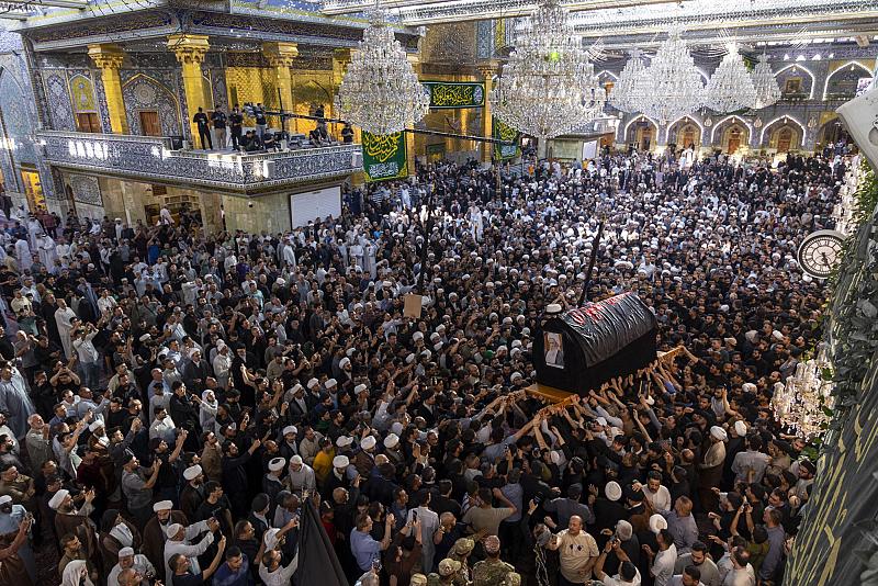 ملامح الحزن تخيم على وجوه المعزِّين برحيل المرجع الفيَّاض (رضوان الله عليه)