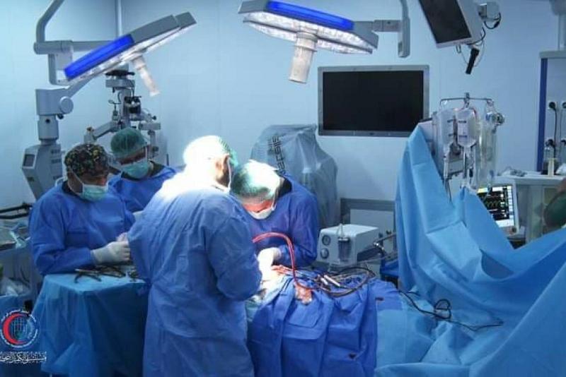 بعمليّةٍ نوعيّة: أطبّاء مستشفى الكفيل التخصّصي ينجحون في تعديل انحرافٍ شديد في العمود الفقريّ لمريضةٍ عشرينيّة