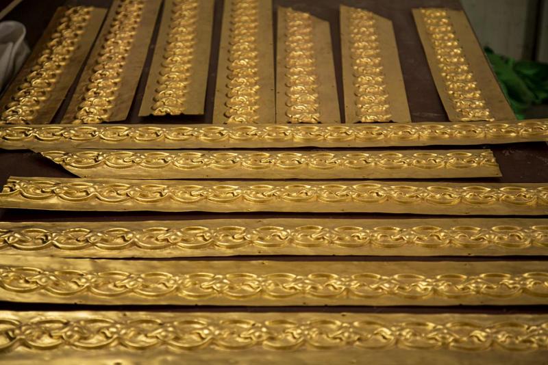تمهيداً لنقله الى ضريحها المقدّس: اللّمساتُ الأخيرة للسقف العلويّ وتاج شبّاك مرقد السيّدة زينب (عليها السلام)