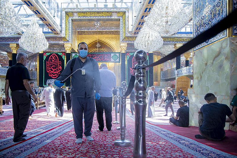 قسم الشؤون الخدمية يجري حملة تعفير داخل مرقد أبي الفضل العباس (عليه السلام)