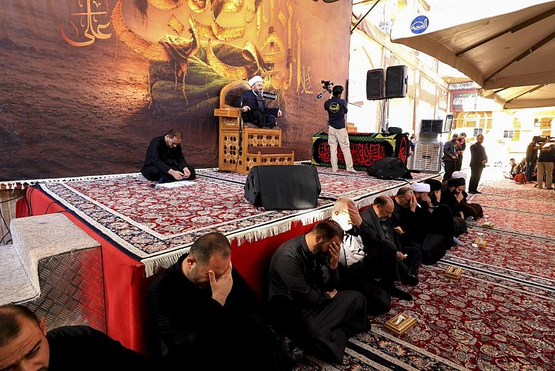 جموع الزائرين تشارك في قراءة مقتل الإمام الحسن العسكري (عليه السلام) في مدينة سامراء