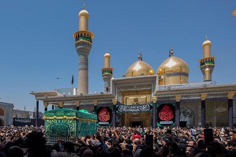 في ذكرى شهادته.. جموع الزائرين تشيِّعُ النعش الرمزي للإمام الجواد (عليه السلام) عند مرقده الطاهر بمدينة الكاظمية