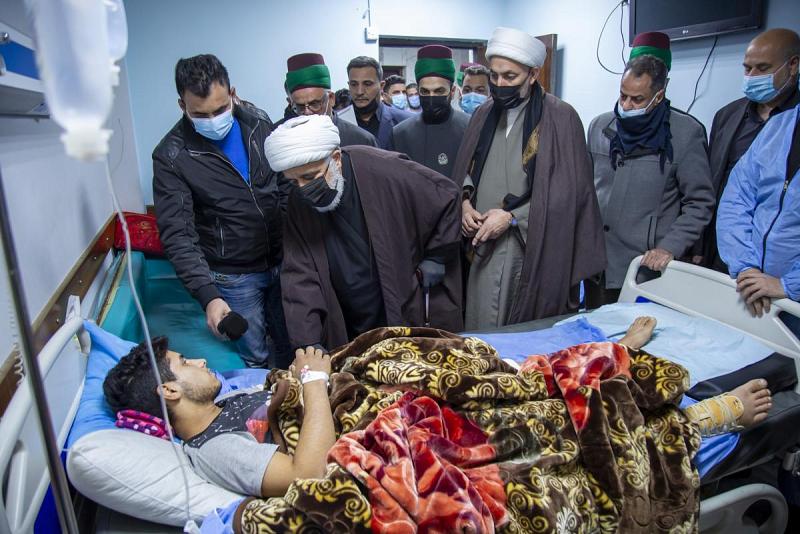 وفد من العتبتين المقدستين الحسينية والعباسية يجري زيارة لجرحى تفجيري ساحة الطيران