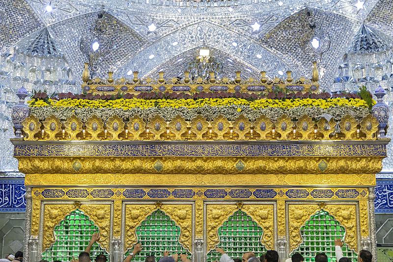 أكاليل الورد تزين شباك المرقد الطاهر بذكرى ولادة الصادقَين (صلوات الله عليهما)