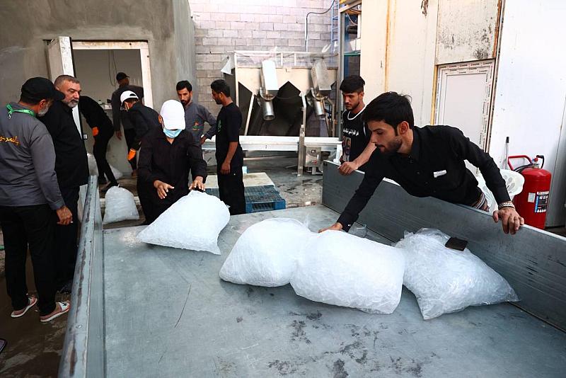 مجمع أبي الفضل العباس (عليه السلام) ينتج أكثر من 90 طنًا من الثلج يوميًّا لتوزيعه على المواكب