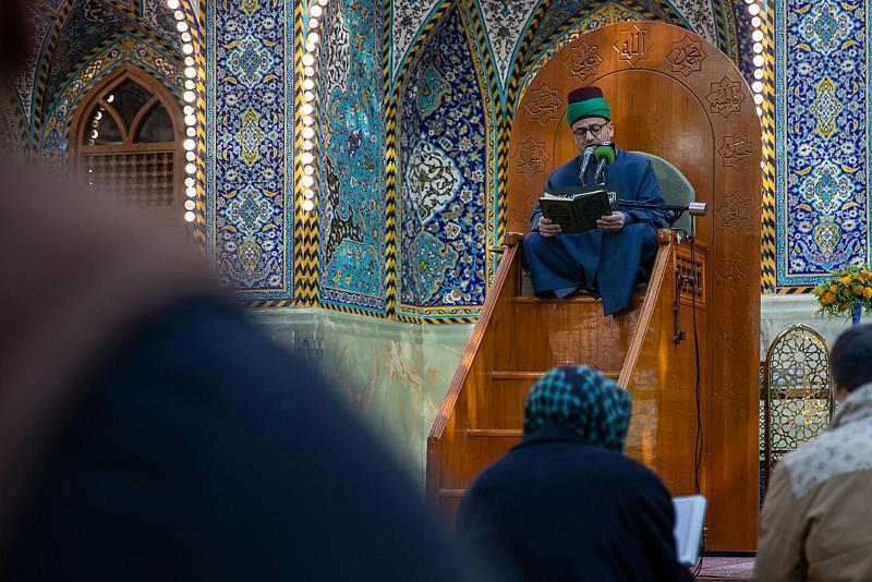 الزائرون يؤدون مراسم قراءة دعاء الندبة في صحن مرقد أبي الفضل العباس (عليه السلام)