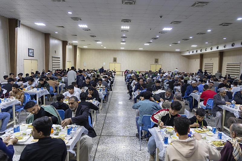 مجمع الشيخ الكليني: نقدّم أكثر من (600) وجبة إفطار للزائرين يومياً