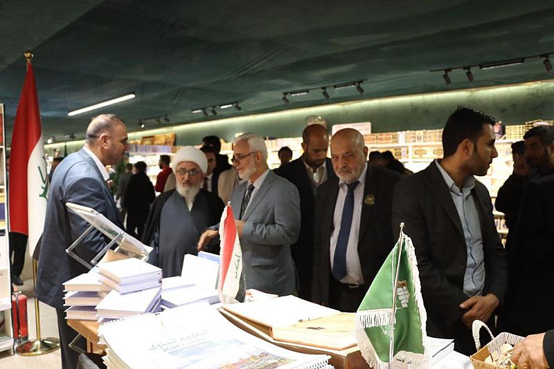 رئيس ديوان الوقف الشيعيّ يطّلع على جناح العتبة العباسية في معرض كربلاء الدولي للكتاب
