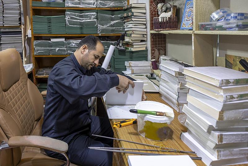 قسم رعاية الصحن يجري إدامة دورية لكتب الأدعية والزيارات داخل العتبة العباسية المقدسة