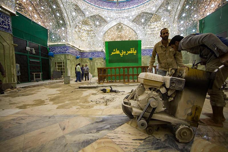 ضمن مراحل نَصْب الشبّاك الجديد لضريح أبي الفضل العبّاس(عليه السلام) المباشرة برفع مرمر أرضيّة الحرم القديم..