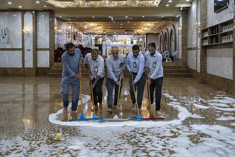 قسم الشؤون الخدمية ينجز أعمال غسل سرداب الإمام الحسن (عليه السلام) وتنظيفه