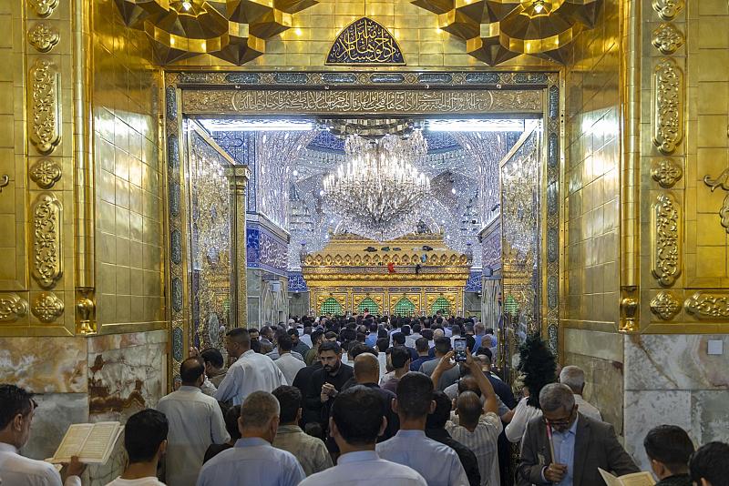 جموع الزائرين تحيي ليلة الجمعة عند مرقد أبي الفضل العباس (عليه السلام)
