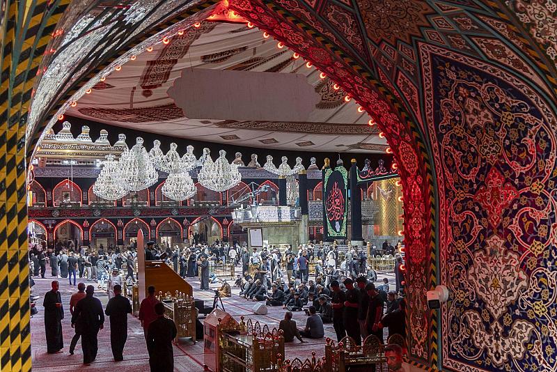 بمشاركة جموع المؤمنين.. قراءة دعاء الندبة في صحن مرقد أبي الفضل العباس (عليه السلام)