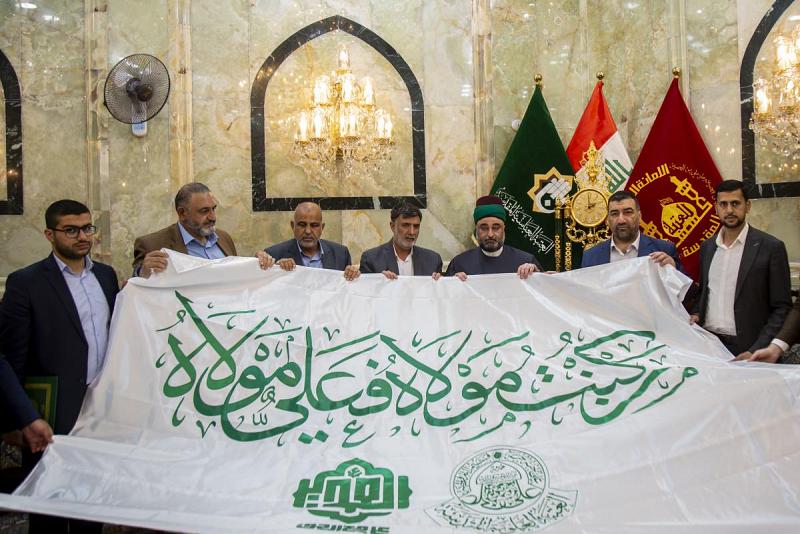 الأمينُ العامّ للعتبة العبّاسية المقدّسة يتسلّم راية الغدير الأغرّ