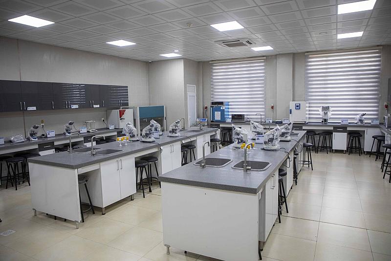 جامعة الكفيل: تجهيز المختبرات والقاعات بأحدث التقنيات لتعزيز جودة التعليم