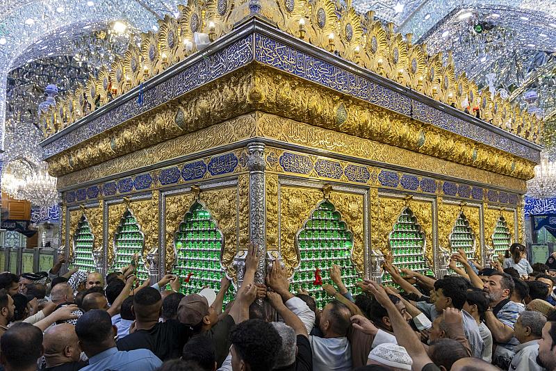جموع الزائرين تحيي ليلة الجمعة عند مرقد أبي الفضل العباس (عليه السلام)