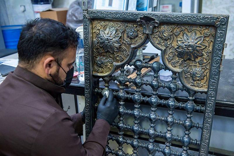متحف الكفيل يباشر بصيانة أحد شبابيك مرقد أبي الفضل العباس (عليه السلام) القديمة